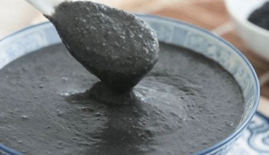 狗狗可以吃芝麻糊嗎？獸醫解析安全餵食關鍵與份量指南