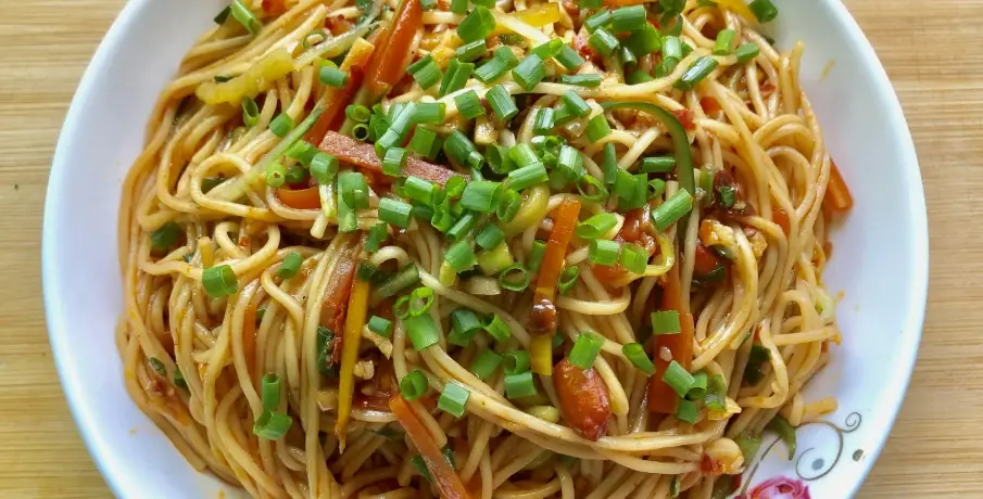 狗狗可以吃麵條嗎？獸醫解析安全餵食指南與禁忌