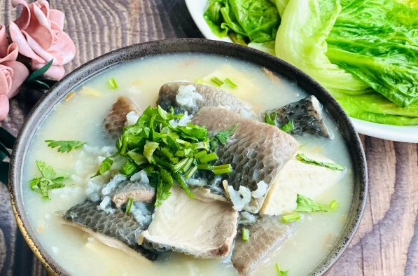 虱目魚皮粥做法與餐廳推薦：台灣道地美食全攻略